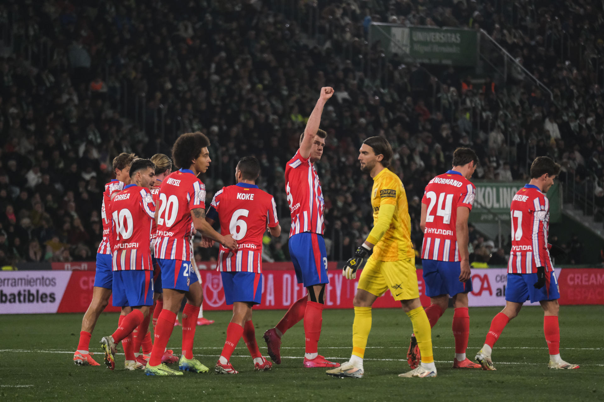 El delantero noruego del Atlético de Madrid, Alexander Sorloth, celebra uno de los goles conseguidos por el jugador colchonero durante el encuentro correspondiente a los octavos de final de la Copa del Rey que disputaron frente al Atlético de Madrid en el Estadio Martínez Valero de la localidad alicantina. EFE / Pablo Miranzo.
