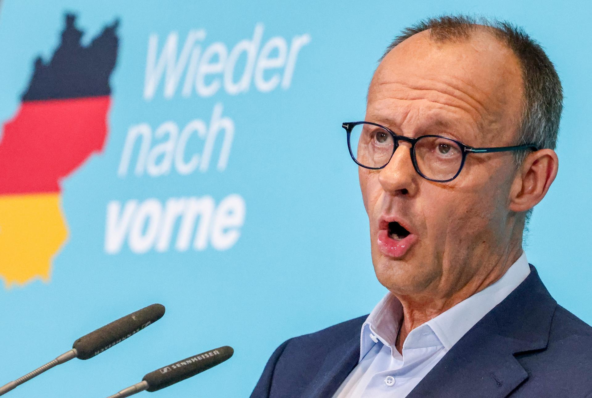 El líder conservador alemán y favorito de las encuestas para las elecciones del 23 de febrero, Friedrich Merz, durante una conferencia de prensa en Hamburgo tras la reunión celebrada en esa ciudad por la Ejecutiva de la Unión Democristiana (CDU). EFE/EPA/Hannibal Hanschke
