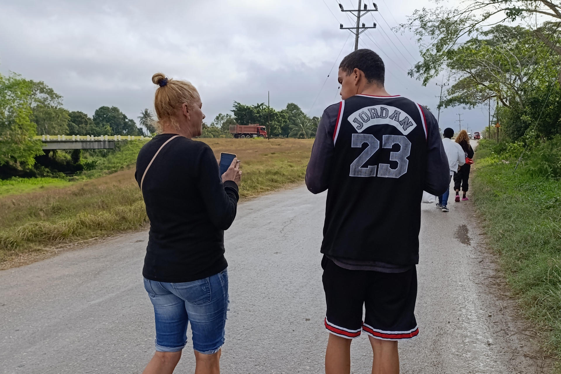 El cubano Dariel Cruz García (d) camina junto a su madre Yaquelin Cruz García este miércoles, su salida de la prisión 1580 en La Habana (Cuba). EFE/ Ernesto Mastrascusa
