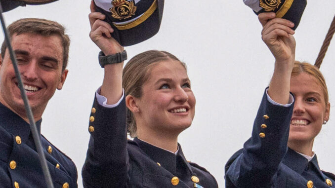 La Princesa de Asturias, Leonor, saluda junto a sus compañeros guardiamarinas momentos antes de zarpar este sábado desde el muelle del puerto de Cádiz en el buque escuela de la Armada española Juan Sebastián de Elcano para iniciar la travesía del 97 crucero de instrucción. EFE/ Román Ríos
