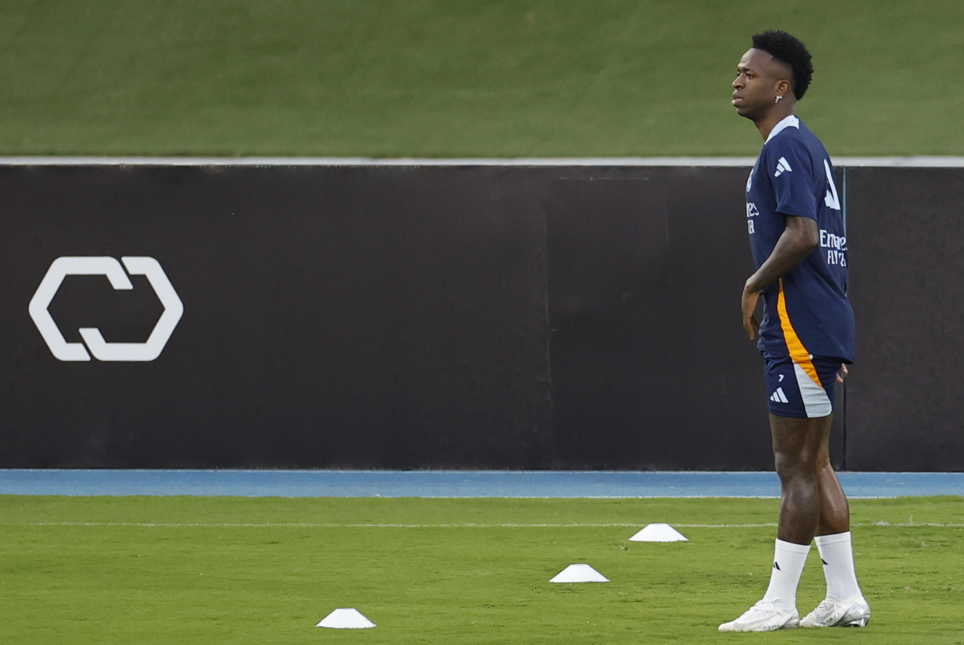 El delantero brasileño del Real Madrid Vinicius Jr durante el entrenamiento en Yeda, en la víspera de la final de la Supercopa de España de fútbol que les enfrenta al Barcelona. EFE/ Alberto Estevez
