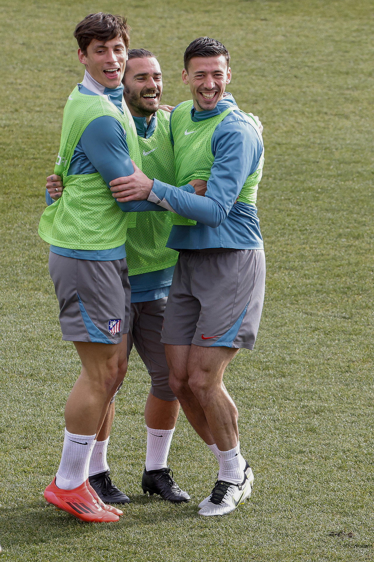 Griezmann, Lenglet y Le Normand, durante el entrenamiento.-EFE/ J.P. Gandul
