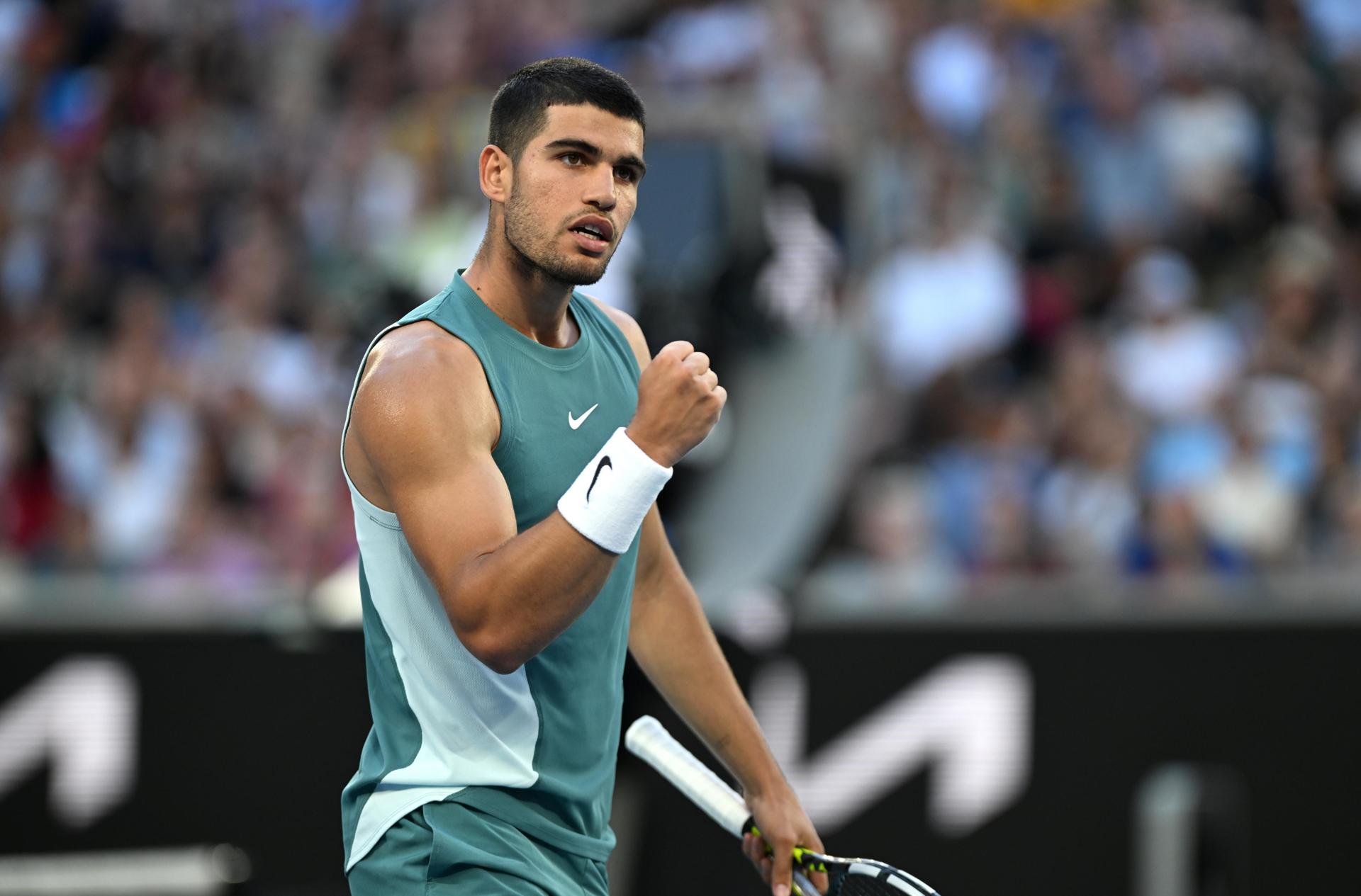 El tenista español Carlos Alcaraz celebra un punto durante su partido de la primera ronda contra el kazajo Alexander Shevchenko en el Abierto de Australia 2025 en Melbourne, Australia. EFE/EPA/LUKAS COCH
