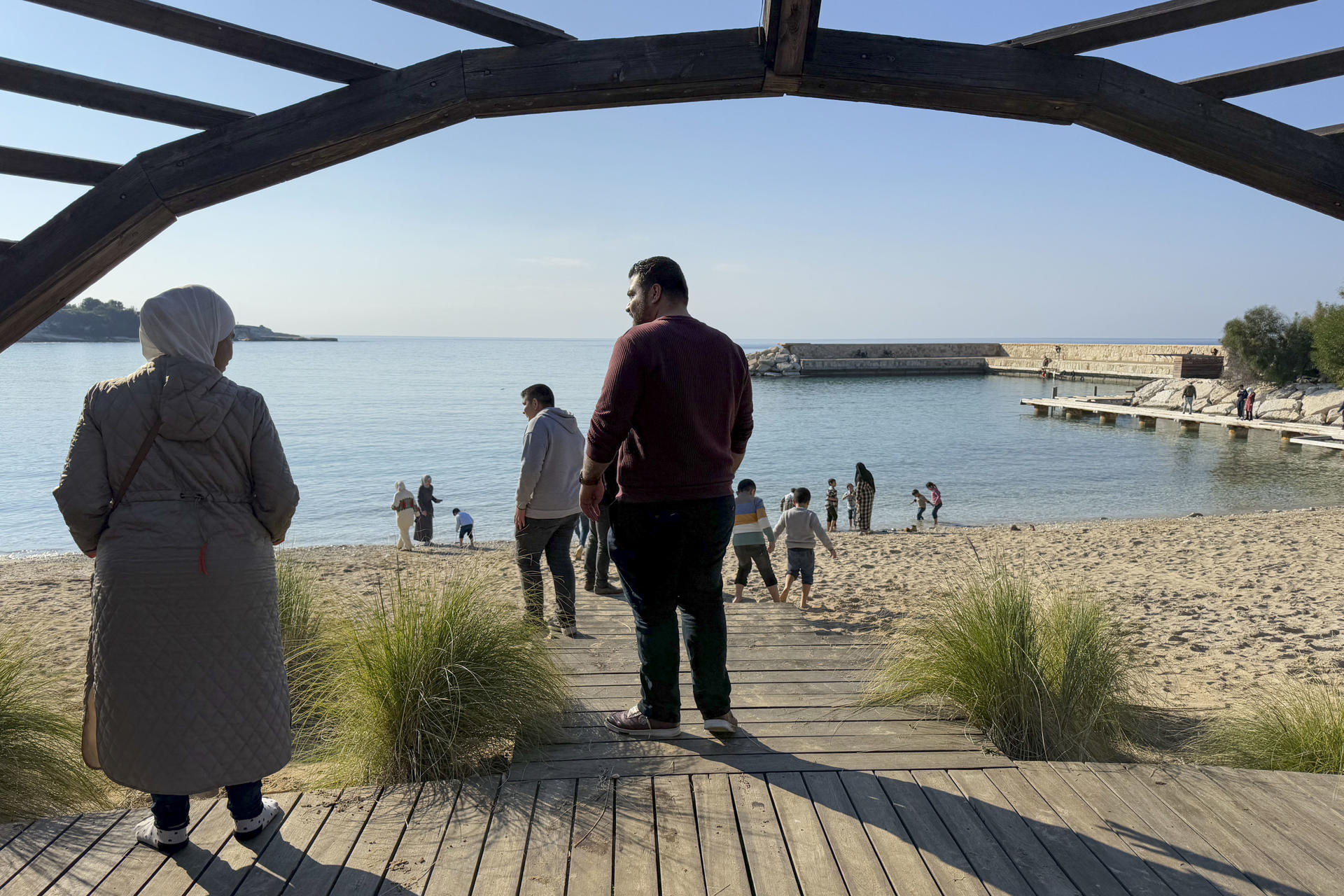 BURJ ISLAM (SIRIA), 05/01/2025.- Ciudadanos sirios visitan uno de los palacios costeros construidos por el depuesto presidente Bachar al Asad en el pequeño pueblo sirio de Burj Islam, a unos 25 kilómetros de la ciudad mediterránea de Latakia. Tras el derrocamiento de Al Asad, edificios como éste se han convertido por ahora en unos espacios que los sirios visitan y que llaman "el paraíso de un criminal". EFE/ Yahya Nemah
