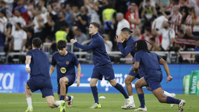 Los jugadores del Barcelona calientan antes del partido de la final de la Supercopa de España de fútbol entre el Real Madrid y el Barcelona, este domingo  en Yeda, Arabia Saudí. EFE/ Alberto Estévez
