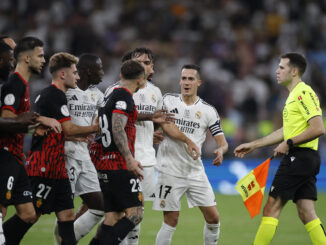 Los jugadores del Real Madrid discuten con los jugadores del Mallorca al finalizar el partido de semifinales de la Supercopa de España de fútbol entre el Real Madrid y el RCD Mallorca, este jueves en Yeda. EFE/ Alberto Estévez