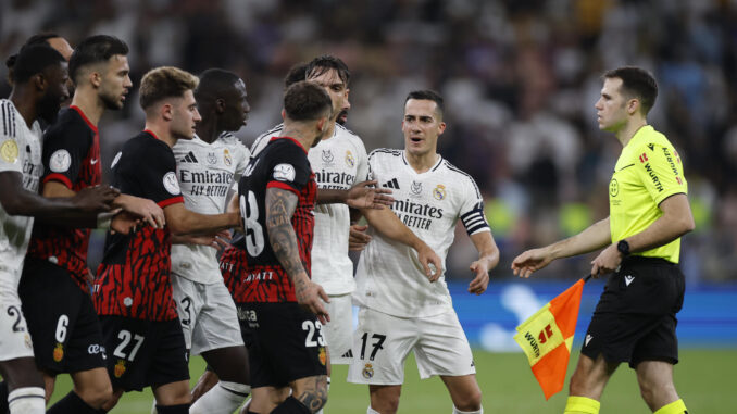 Los jugadores del Real Madrid discuten con los jugadores del Mallorca al finalizar el partido de semifinales de la Supercopa de España de fútbol entre el Real Madrid y el RCD Mallorca, este jueves en Yeda. EFE/ Alberto Estévez
