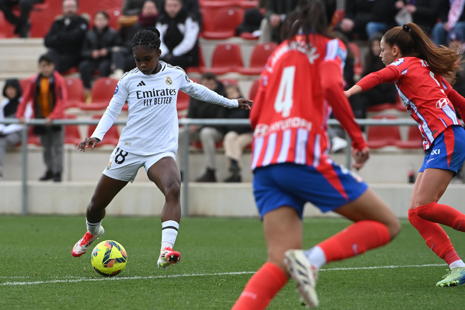 La delantera del Real Madrid Linda Caicedo (i), se dispone a marcar gol ante el Atlético de Madrid, durante el partido de la Liga F disputado en el Centro Deportivo Alcalá de Henares. EFE/Fernando Villar
