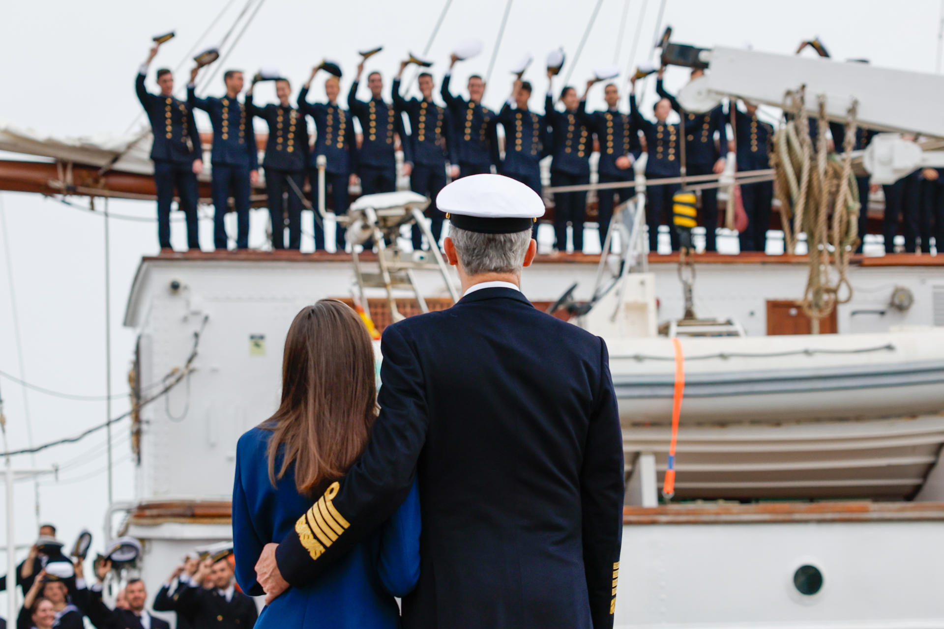 Los reyes Felipe y Letizia se han despedido esta sábado, en Cádiz, de la princesa Leonor, que este mediodía ha partido, junto a otros 75 guardiamarinas, en el 97 crucero de instrucción del buque escuela de la Armada española Juan Sebastián de El Cano. EFE/Ministerio de Defensa 
-SOLO USO EDITORIAL/SOLO DISPONIBLE PARA ILUSTRAR LA NOTICIA QUE ACOMPAÑA (CRÉDITO OBLIGATORIO)-
