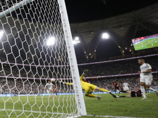 El guardameta eslovaco del Mallorca Dominik Greif (c) encaja el segundo gol del Real Madrid durante el partido de semifinales de la Supercopa de España de fútbol entre el Real Madrid y el RCD Mallorca, este jueves en Yeda. EFE/ Alberto Estévez