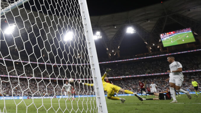 El guardameta eslovaco del Mallorca Dominik Greif (c) encaja el segundo gol del Real Madrid durante el partido de semifinales de la Supercopa de España de fútbol entre el Real Madrid y el RCD Mallorca, este jueves en Yeda. EFE/ Alberto Estévez
