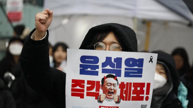 Fotografía de archivo de un miembro de la Confederación Coreana de Sindicatos (KCTU) que grita consignas durante una manifestación contra el presidente destituido Yoon Suk Yeol, cerca de la residencia presidencial en Seúl, Corea del Sur, el 5 de enero de 2025. EFE/EPA/Jeon Heon-Kyun
