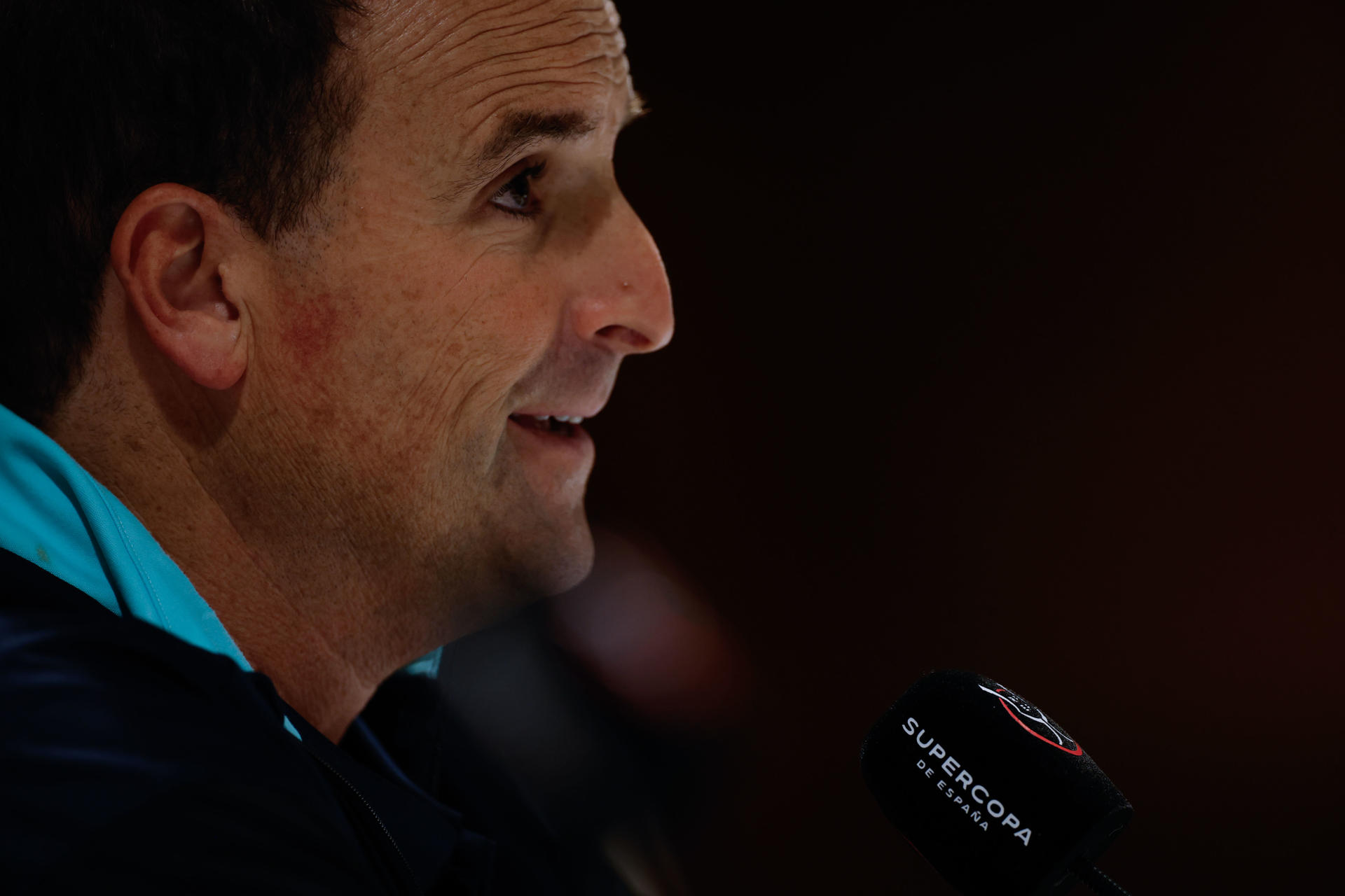 El entrenador del RCD Mallorca Jagoba Arrasate durante la rueda de prensa ofrecida este miércoles en Yeda, en la víspera del partido de semifinales de la Supercopa de España que les enfrenta al Real Madrid. EFE/Alberto Estévez
