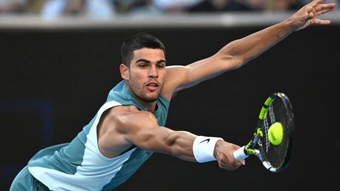 El tenista español Carlos Alcaraz en acción durante su partido de la primera ronda contra el kazajo Alexander Shevchenko en el Abierto de Australia 2025 en Melbourne, Australia. EFE/EPA/LUKAS COCH
