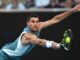 El tenista español Carlos Alcaraz en acción durante su partido de la primera ronda contra el kazajo Alexander Shevchenko en el Abierto de Australia 2025 en Melbourne, Australia. EFE/EPA/LUKAS COCH