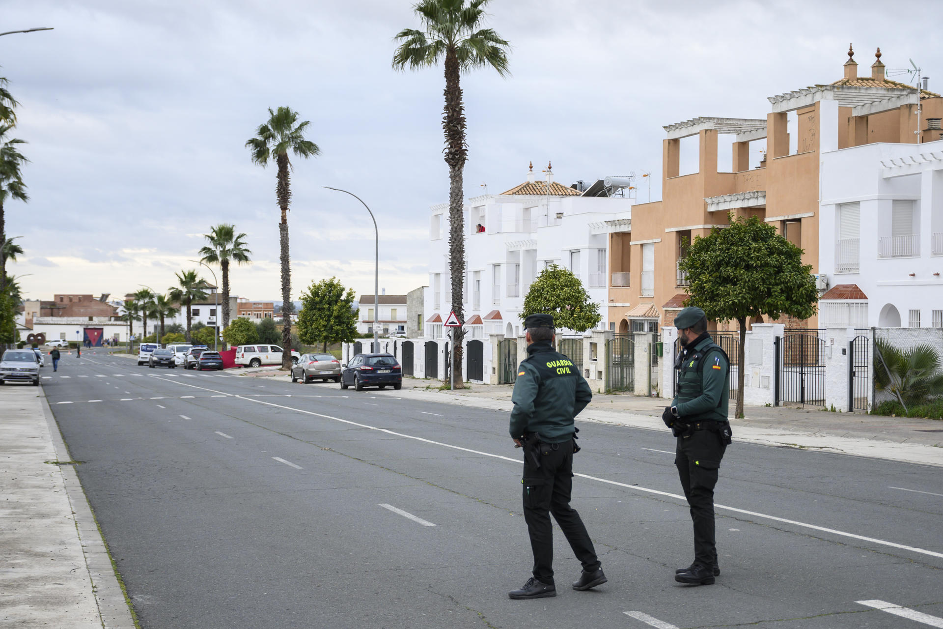 Dos agentes de la Guardia Civil cerca del lugar donde un joven de 17 años ha fallecido tras  ser apuñalado este miércoles a la salida del instituto de Gerena (Sevilla) presuntamente por otro, mayor de edad, que se ha dado a la fuga del lugar de los hechos.EFE/ Raúl Caro.
