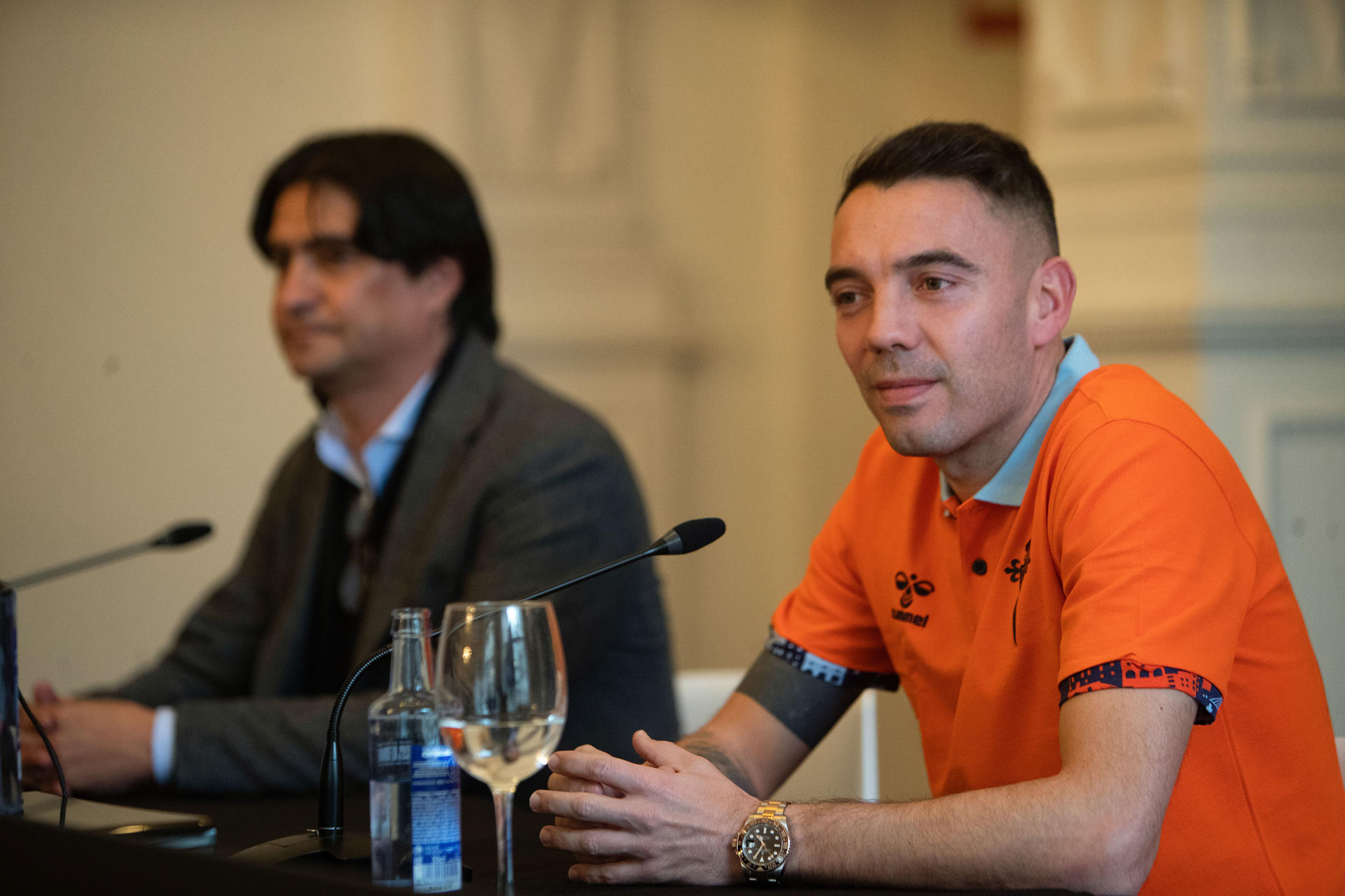 El jugador del Real Club Celta de Vigo Iago Aspas, durante lar ueda de prensa tras su renovación con el Celta hasta 2026, acompañado del director deportivo Marco Garcés este jueves. EFE / Salvador Sas
