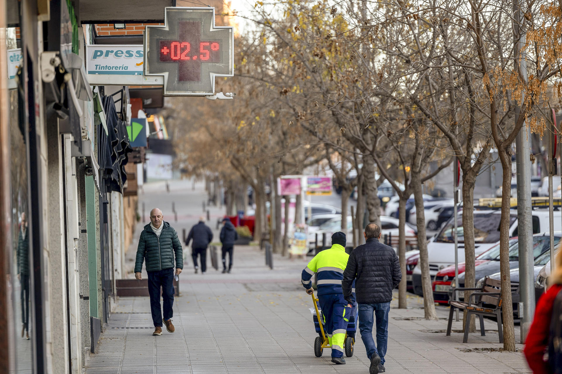 Varios viandantes pasan bajo un termómetro en Toledo durante una jornada de intenso frío este martes. EFE/ Ismael Herrero
