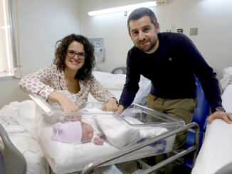 Mauro Estévez Álvarez, un bebé de 3,060 kilogramos de peso, descansa junto a su padres Andrea y César, en el hospital Provincial de Pontevedra este miércoles, tras convertirse en el primer bebé nacido en Galicia en 2025. EFE/ Salvador Sas