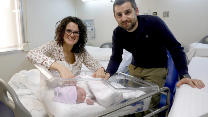 Mauro Estévez Álvarez, un bebé de 3,060 kilogramos de peso, descansa junto a su padres Andrea y César, en el hospital Provincial de Pontevedra este miércoles, tras convertirse en el primer bebé nacido en Galicia en 2025. EFE/ Salvador Sas
