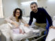 Mauro Estévez Álvarez, un bebé de 3,060 kilogramos de peso, descansa junto a su padres Andrea y César, en el hospital Provincial de Pontevedra este miércoles, tras convertirse en el primer bebé nacido en Galicia en 2025. EFE/ Salvador Sas