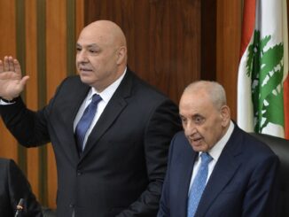 El presidente electo de Líbano, Joseph Aoun, jura su cargo mientras el presidente del Parlamento, Nabih Berri (D), observa durante una ceremonia de juramentación en el parlamento en Beirut, Líbano, 09 de enero de 2025. El General Joseph Aoun fue elegido Presidente del Líbano el 09 de enero de 2025, tras más de dos años de estancamiento político que dejó al país sin presidente desde 2022. (Líbano) EFE/EPA/WAEL HAMZEH