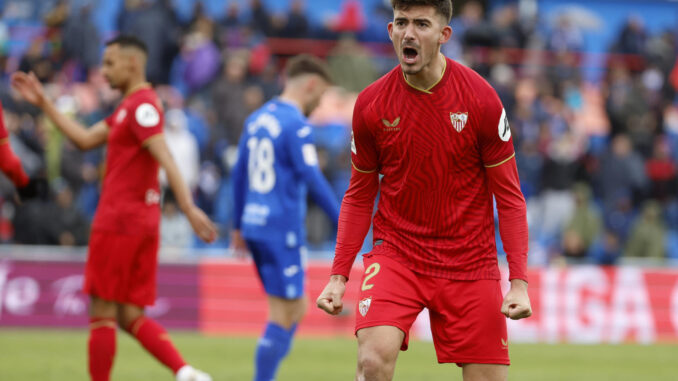 Fotografía de archivo del pasado 30 de marzo que muestra al defensa del Sevilla Kike Salas ante el Getafe. La Policía ha detenido al defensa del Sevilla FC Kike Salas acusado de provocar que le mostraran tarjetas amarillas para beneficiar a personas de su confianza para que ganasen dinero en apuestas deportivas, han confirmado a EFE fuentes de la investigación. EFE/ Zipi
