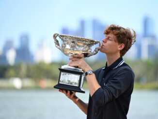 El italiano Jannik Sinner (1), primer cabeza de serie, consiguió su tercera corona 'slam' en lo que fue la tercera final 'major' perdida por el alemán Alexander Zverev (2), tras superarle en la final del Abierto de Australia por 6-3, 7-6(4) y 6-3, tras dos horas y 42 minutos. EFE/ James Ross