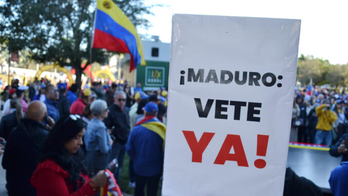 Fotografía de un cartel durante una manifestación de ciudadanos venezolanos el 9 de enero de 2025, en Doral (Estados Unidos). EFE/ Antoni Belchi
