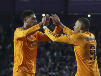 El delantero francés del Real Madrid Kylian Mbappé celebra su gol contra el Valladolid,en el estadio José Zorrilla. EFE/R. García