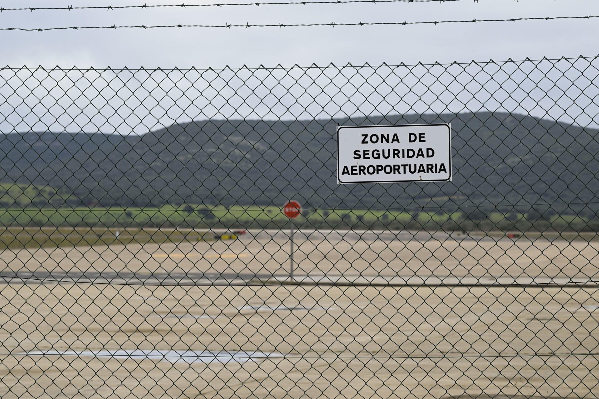 Vista de una parte de la valla perimetral del aeropuerto de Ciudad Real. Casi 50 vehículos invadieron "con violencia" el lado aire de estas instalaciones durante la madrugada del pasado 1 de enero, forzando y rompiendo dos accesos del vallado perimetral con la intención de participar en la fiesta rave no autorizada que se prolongó desde ese día hasta el 6 de enero y en la que se dieron cita más de 5.000 personas. EFE/Jesús Monroy
