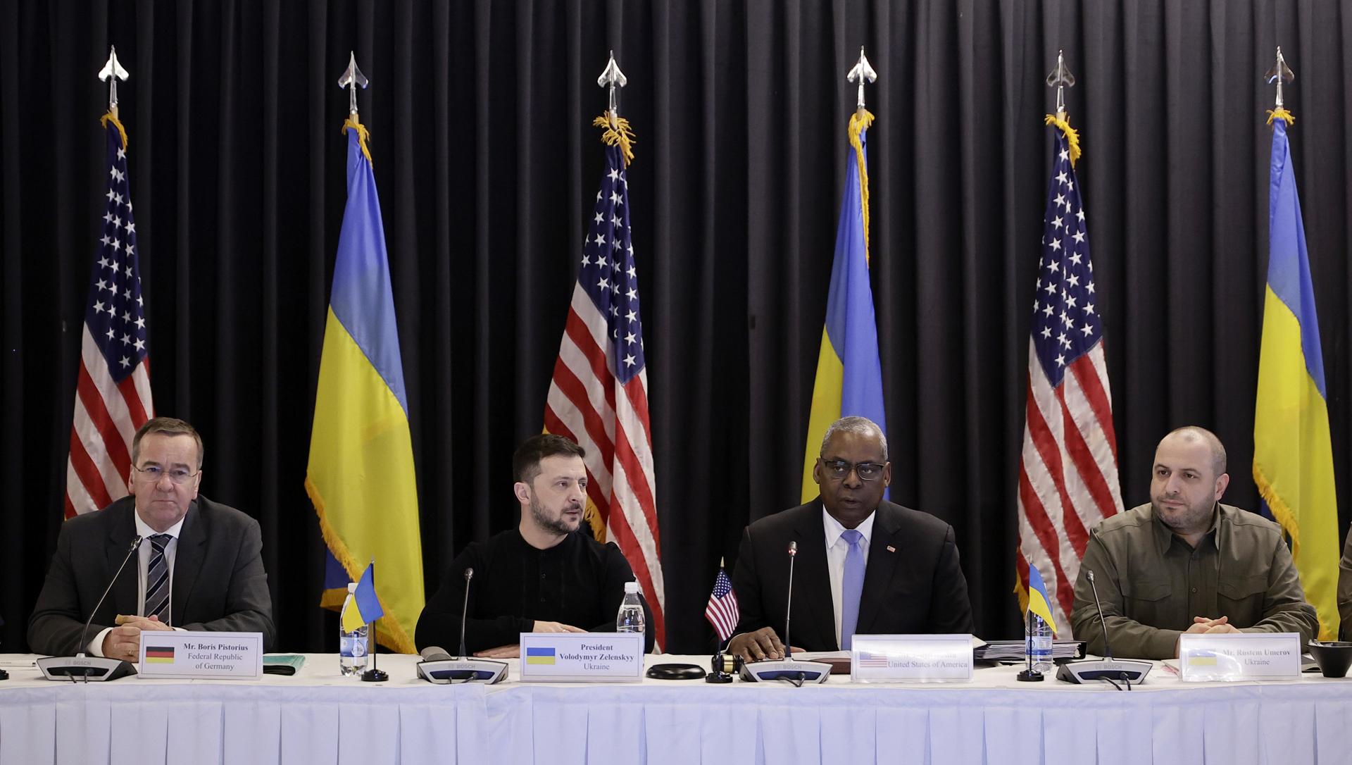 El presidente de Ucrania, Volodymyr Zelensky (2I), habla junto al secretario de Defensa de EE. UU. Lloyd J. Austin III (2D), el ministro de Defensa de Alemania Boris Pistorius (I) y el ministro de Defensa de Ucrania Rustem Umjerow (D) durante la octava reunión del Grupo de Contacto para la Defensa de Ucrania en la base aérea de EE. UU. en Ramstein, Alemania, el 09 de enero de 2025. El Secretario de Defensa de EE. UU. ha invitado a Ministros de Defensa y altos funcionarios militares de todo el mundo a Ramstein para discutir la crisis actual en Ucrania y diversos problemas de seguridad que enfrentan los aliados y socios de EE. UU. (Zelenski, Alemania, Rusia, Ucrania) EFE/EPA/RONALD WITTEK
