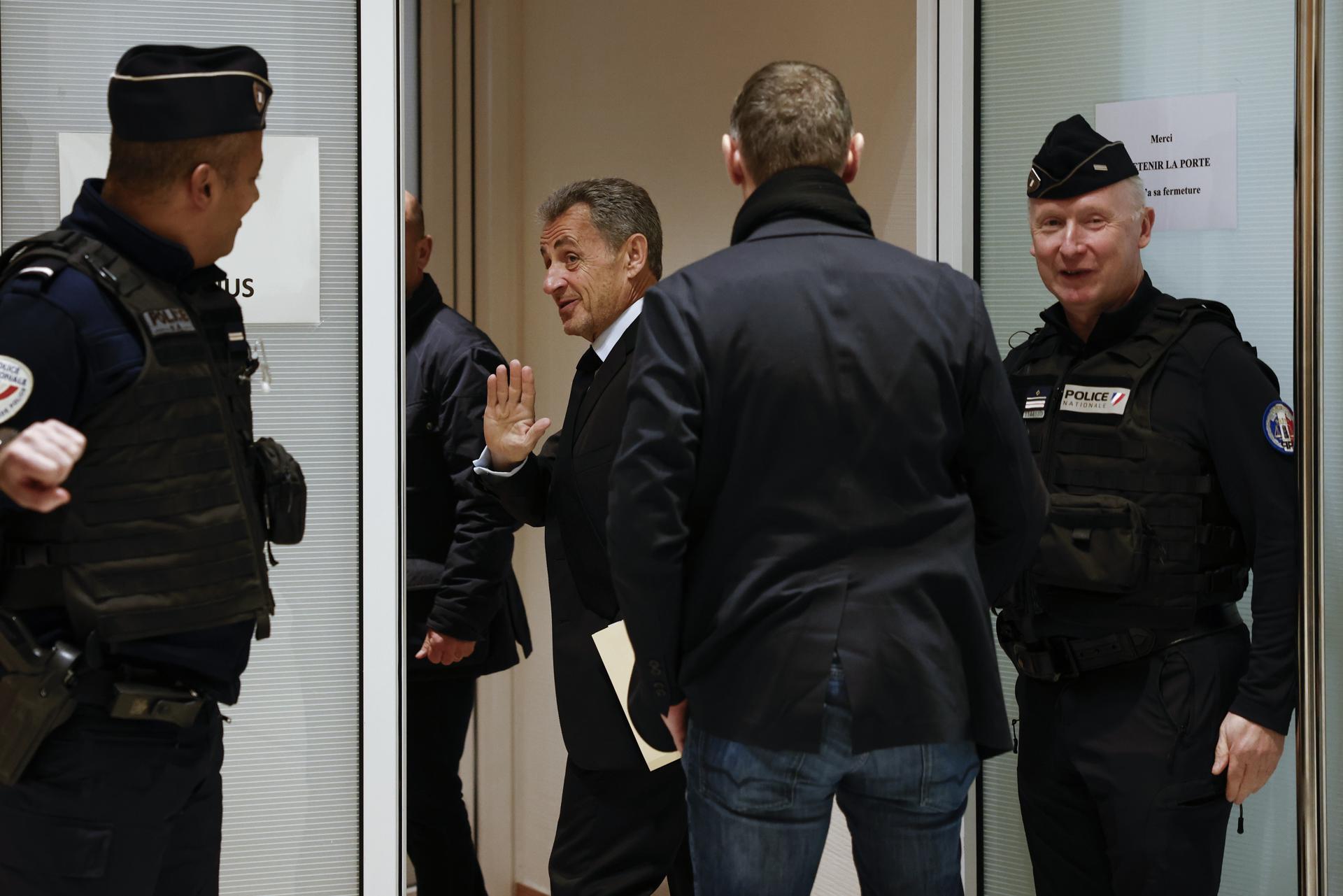 El ex presidente francés Nicolas Sarkozy (C) llega al palacio de justicia en París, Francia, el 13 de enero de 2025. Sarkozy y otras doce personas, incluidos tres exministros, están siendo juzgados por conspiración criminal para recibir fondos para la campaña presidencial de 2007 del régimen del fallecido líder libio Muammar Gaddafi. Sarkozy ya ha sido condenado en dos ocasiones, en dos casos separados, desde que dejó el cargo en 2012. El juicio durará hasta el 10 de abril. (Francia, Libia) EFE/EPA/YOAN VALAT
