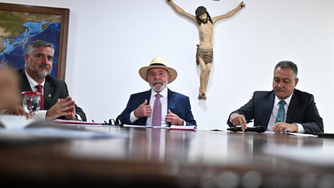 El presidente de Brasil, Luiz Inácio Lula da Silva (c), asiste en una reunión ministerial el 8 de enero de 2025. EFE/ Andre Borges
