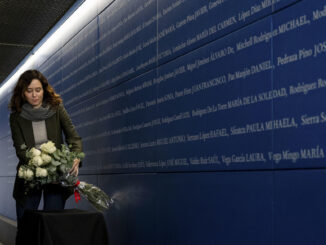 La presidenta de la Comunidad de Madrid, Isabel Díaz Ayuso, deposita un ramo de rosas junto al espacio ampliado de homenaje a las víctimas de los atentados del 11 de marzo de 2004, durante al acto de apertura de la remodelación del vestíbulo de la Estación de Atocha, este viernes. EFE/Daniel González