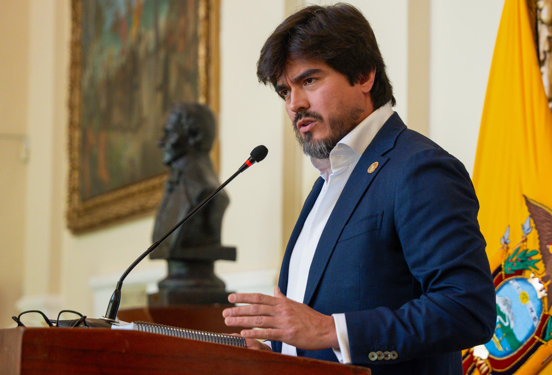 Fotografía cedida por el Ministerio de Gobierno de Ecuador del ministro de Gobierno, José de la Gasca, durante una rueda de prensa este jueves en Guayaquil (Ecuador). EFE/ Ministerio De Gobierno /
