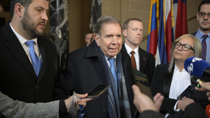 El líder opositor venezolano Edmundo González Urrutia (c) da declaraciones luego de una reunión privada con el secretario de la OEA Luis Almagro este lunes 6 de enero, en el edificio principal de la organización en Washington DC (EE.UU.). EFE/ Lenin Nolly
