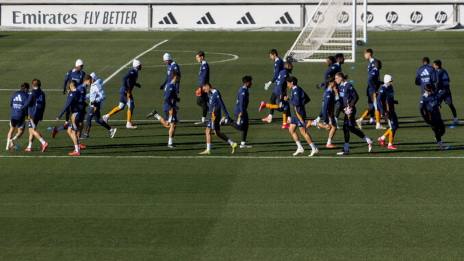 Los jugadores del Real Madrid durante el entrenamiento previo al partido de octavos de final de la Copa del Rey frente al Celta de Vigo, este miércoles en la Ciudad Deportiva de Valdebebas. EFE/Sergio Pérez
