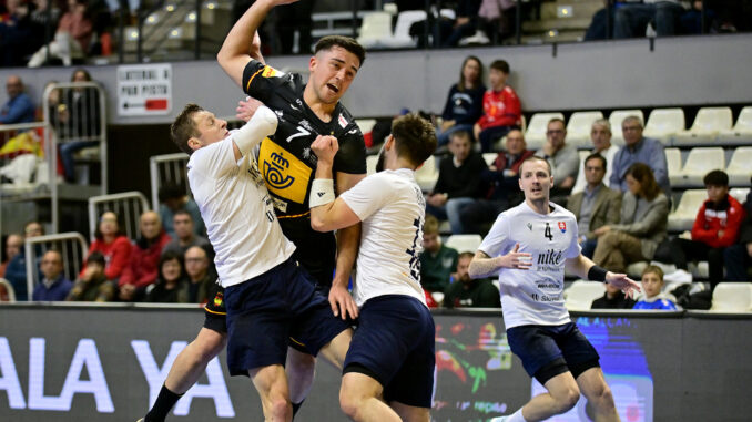 Fotografía de una jugada este viernes, durante la tercera jornada del Torneo Internacional de España 2025, entre España y Eslovaquia, en el Pabellón Ciutat de Castelló. EFE/ J.L. Recio Rfebm
