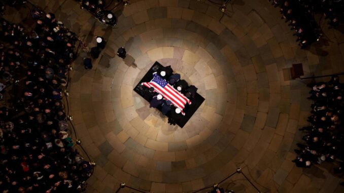 Fotografía del 7 de enero de 2025 del ataúd cubierto con la bandera del expresidente de Estados Unidos Jimmy Carter en la Rotonda del Capitolio de EE. UU. EFE/Andrew Harnik / POOL
