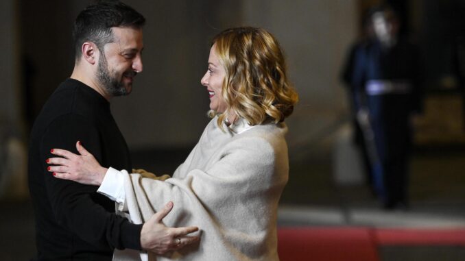 La primera ministra italiana Giorgia Meloni (D) recibe al presidente ucraniano Volodymyr Zelensky (I) antes de sus conversaciones en el Palazzo Chigi, Roma, Italia, 09 de enero de 2025.  (Zelenski, Italia, Ucrania, Roma) EFE/EPA/RICCARDO ANTIMIANI
