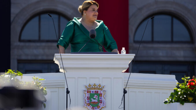 La gobernadora de Puerto Rico Jenniffer González pronuncia un discurso durante su investidura este jueves, frente al Capitolio en San Juan (Puerto Rico). EFE/ Thais Llorca
