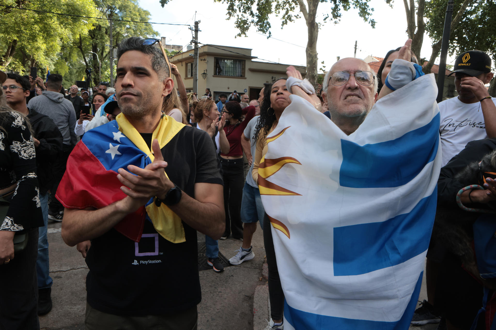 Simpatizantes del líder opositor venezolano Edmundo González Urrutia animan este sábado, en Montevideo (Uruguay). EFE/ Gastón Britos
