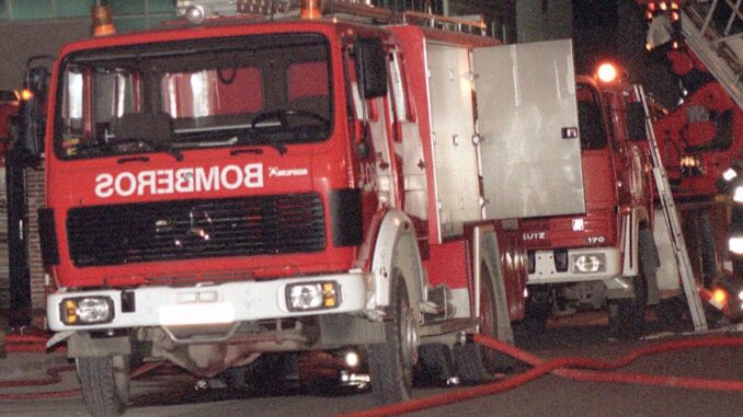 Imagen de archivo de un camión de Bomberos en Móstoles. EFE / Fco. Moreno.
