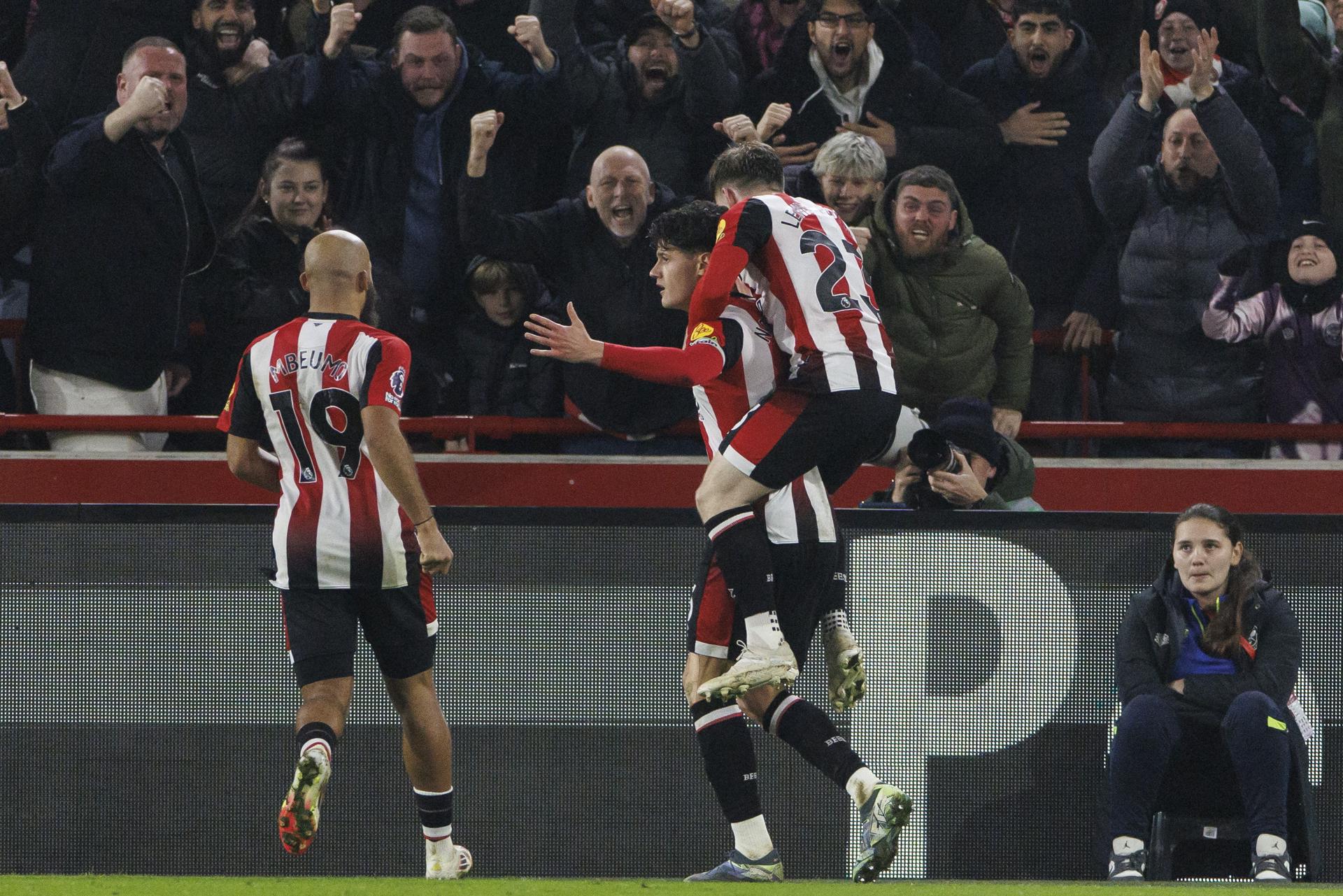 El jugador del Brentford Christian Nergaard (c) celebra el 2-2 durante el partido de la Premier League que han jugado Brentford FC y Manchester City, en Londres. EFE/EPA/TOLGA AKMEN
