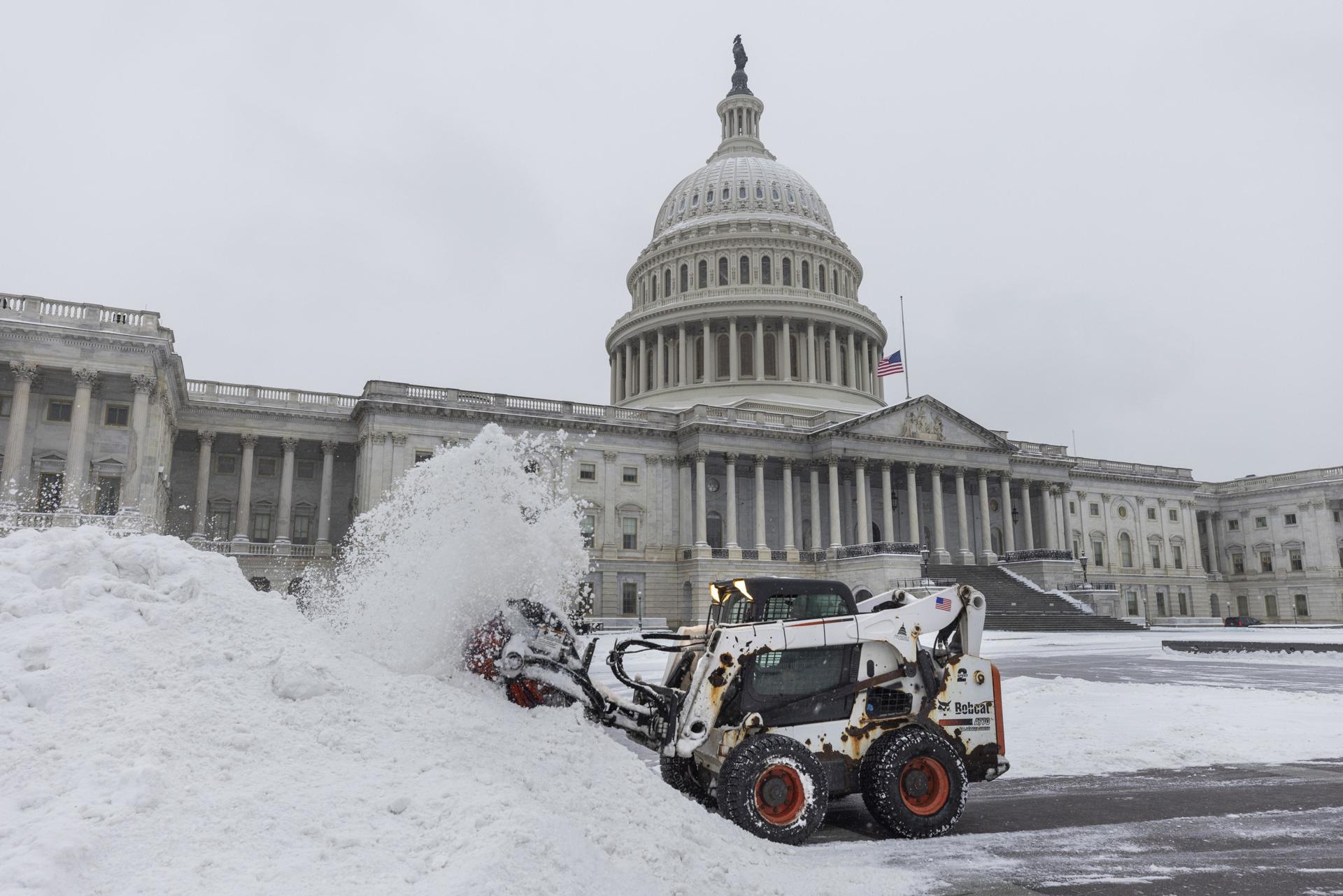 Una quitanieves limpia la nieve del exterior del Capitolio de Estados Unidos mientras los legisladores se reúnen para certificar la victoria electoral del presidente electo, Donald Trump, en Washington, DC, EE. UU., el 6 de enero de 2025. EFE/EPA/JIM LO SCALZO
