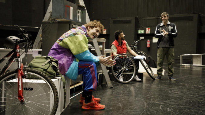 Vista de un ensayo de 'Los de ahí', una historia de 'riders', protagonizada por Nourdin Batán, Fer Fraga, Malena Gutiérrez, Nuria Herrero y Gerardo Otero, en el Teatro María Guerrero. EFE/ Bárbara Sánchez Palomero ***SOLO USO EDITORIAL/SOLO DISPONIBLE PARA ILUSTRAR LA NOTICIA QUE ACOMPAÑA (CRÉDITO OBLIGATORIO)***
