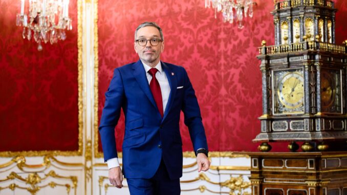 El ultraderechista Herbert Kickl, líder del partido liberal FPÖ, tras su reunión con el presidente federal austríaco, Van der Bellen, en Viena, el 6 de enero de 2025. EFE/EPA/MAX SLOVENCIK
