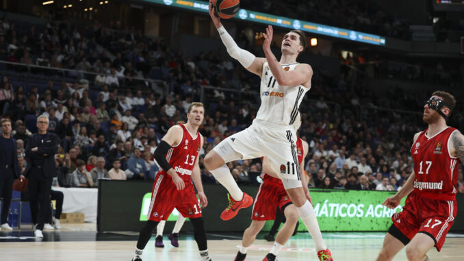 El alero croata del Real Madrid Mario Hezonja entra a canasta durante el encuentro correspondiente a la fase regular de la EuroLiga que Real Madrid y Bayern de Munich disputaron el pasado día 3. EFE/ Kiko Huesca.
