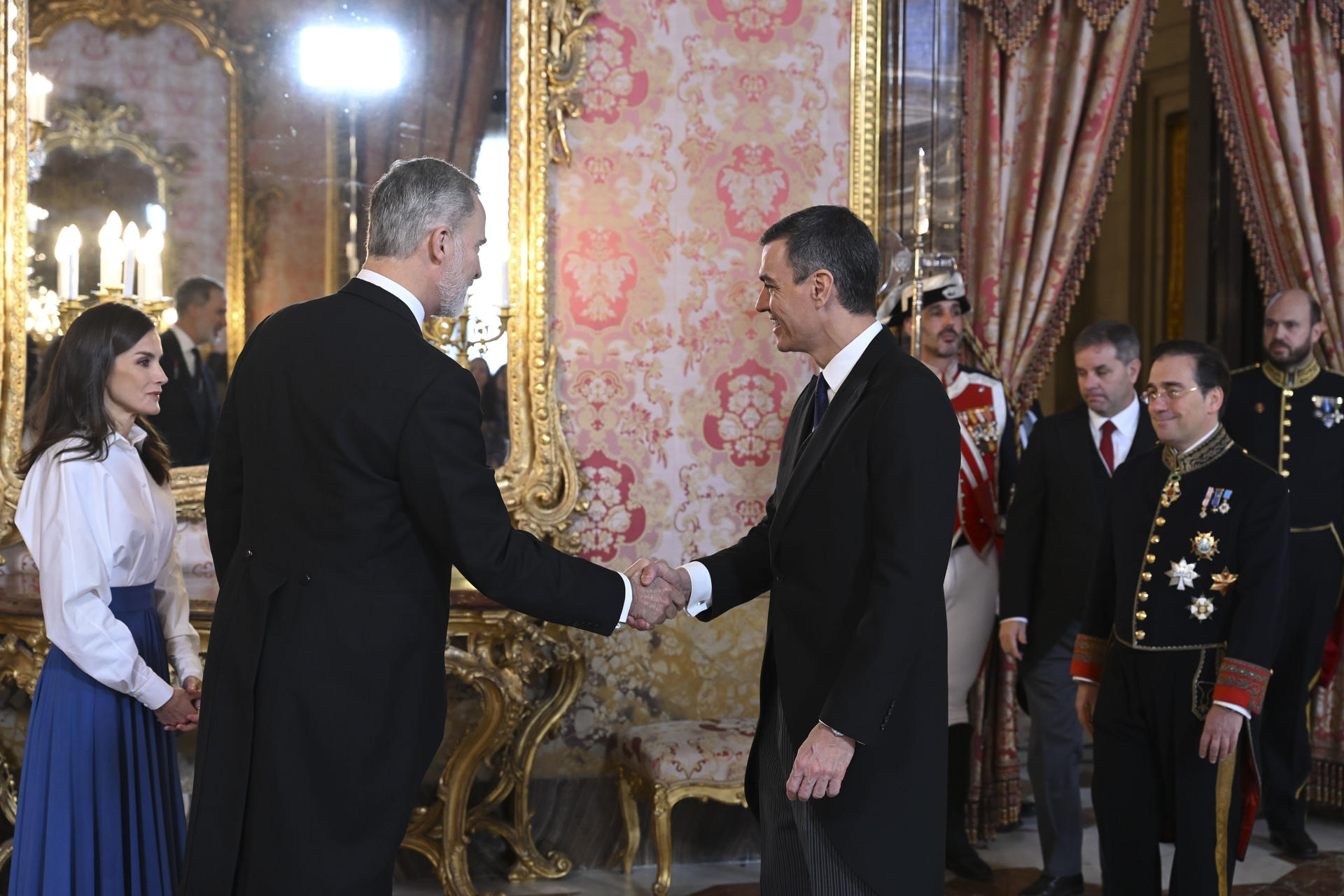 Los reyes, Felipe y Letizia, saludan al presidente del Gobierno, Pedro Sánchez (d), a su llegada a la tradicional recepción al cuerpo diplomático acreditado en España celebrada este jueves en el Palacio Real. EFE/ Fernando Villar
